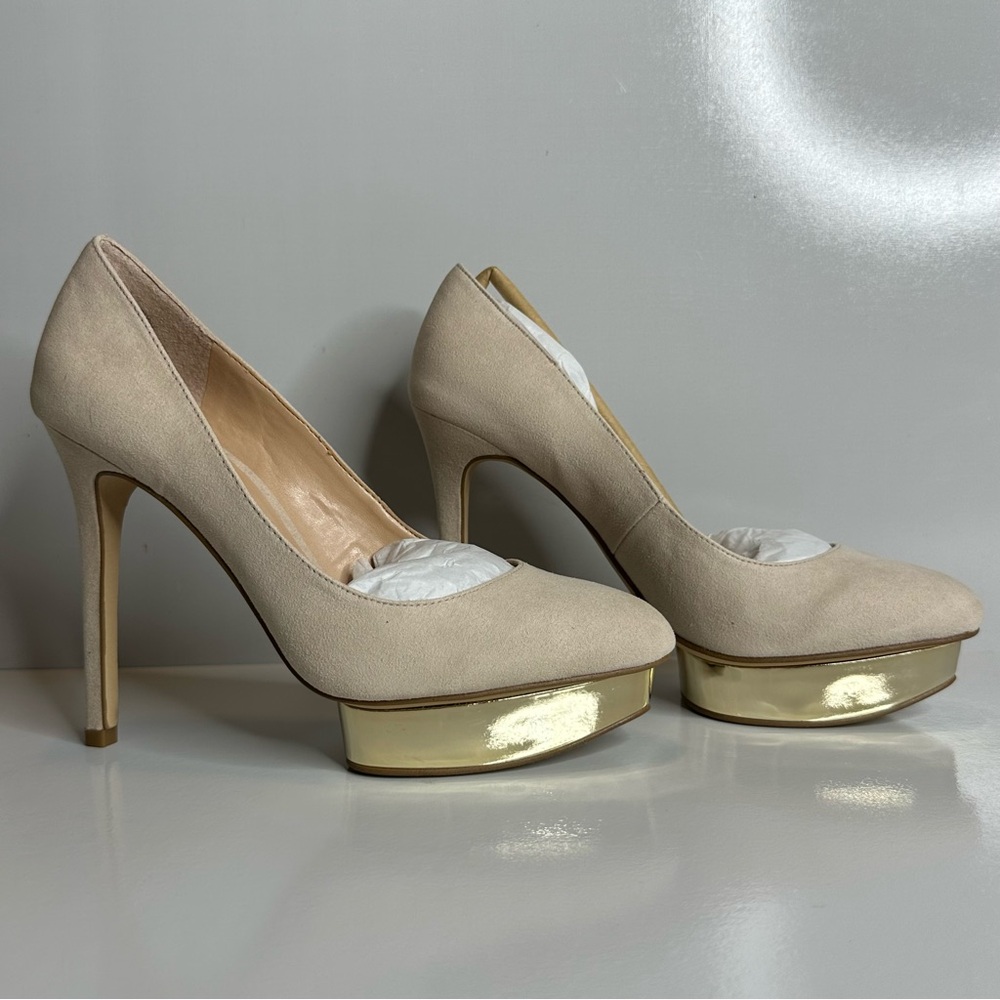 Jennifer Lopez platform heel shoe. Beige. Size 7.